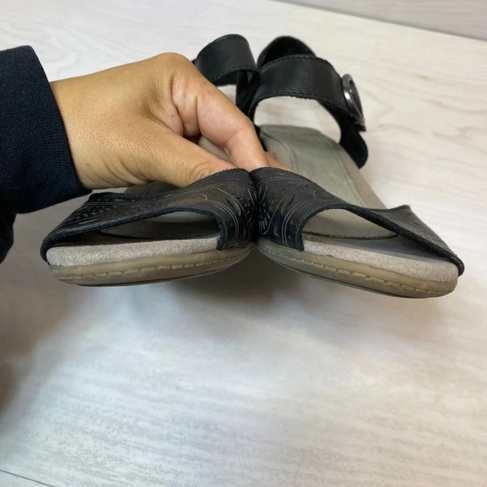 Earth Womens 7.5 Carson Westport Wedge Sandals Black Leather Laser Cut Comfort
